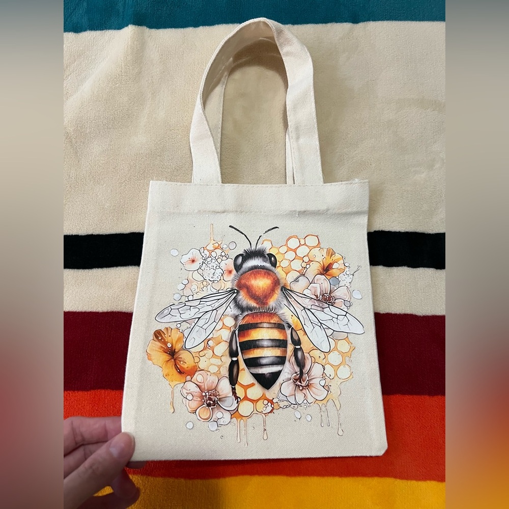 Small Bee Hand Bag 🐝 - Picture 2 of 5